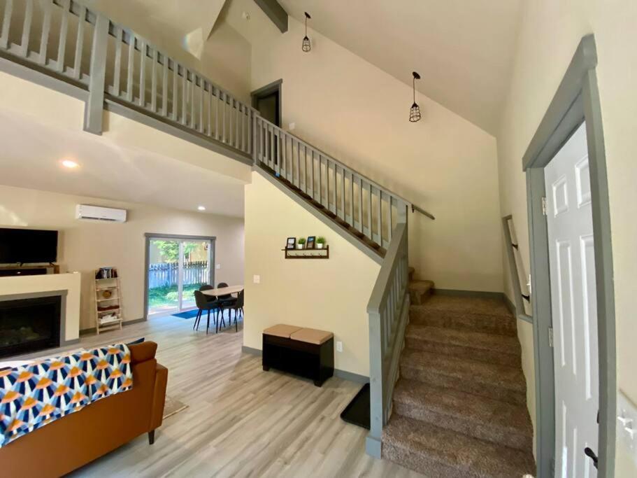 New Modern Cabin! 5Mi To Mt Rainier National Park! Hot Tub & Wifi Ashford Bagian luar foto