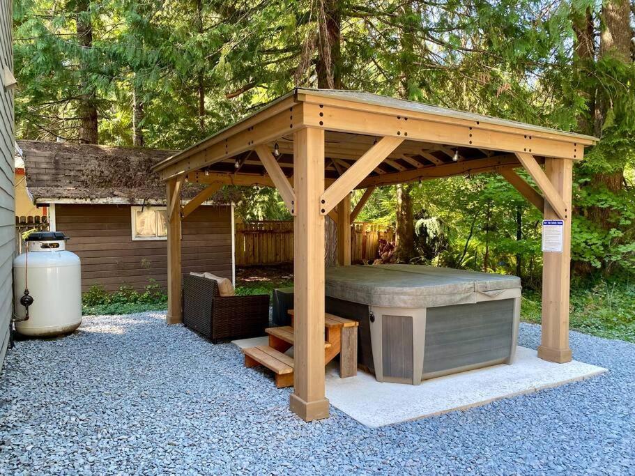 New Modern Cabin! 5Mi To Mt Rainier National Park! Hot Tub & Wifi Ashford Bagian luar foto