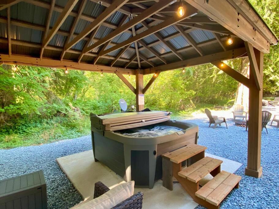 New Modern Cabin! 5Mi To Mt Rainier National Park! Hot Tub & Wifi Ashford Bagian luar foto