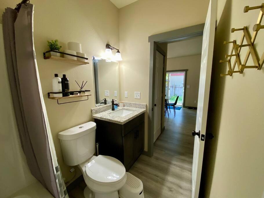 New Modern Cabin! 5Mi To Mt Rainier National Park! Hot Tub & Wifi Ashford Bagian luar foto